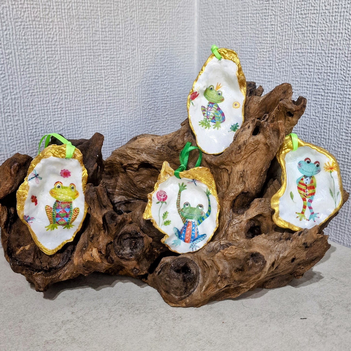 Christmas Ornaments 4 x Funny Frogs Oyster Shell Decoration Ribbon