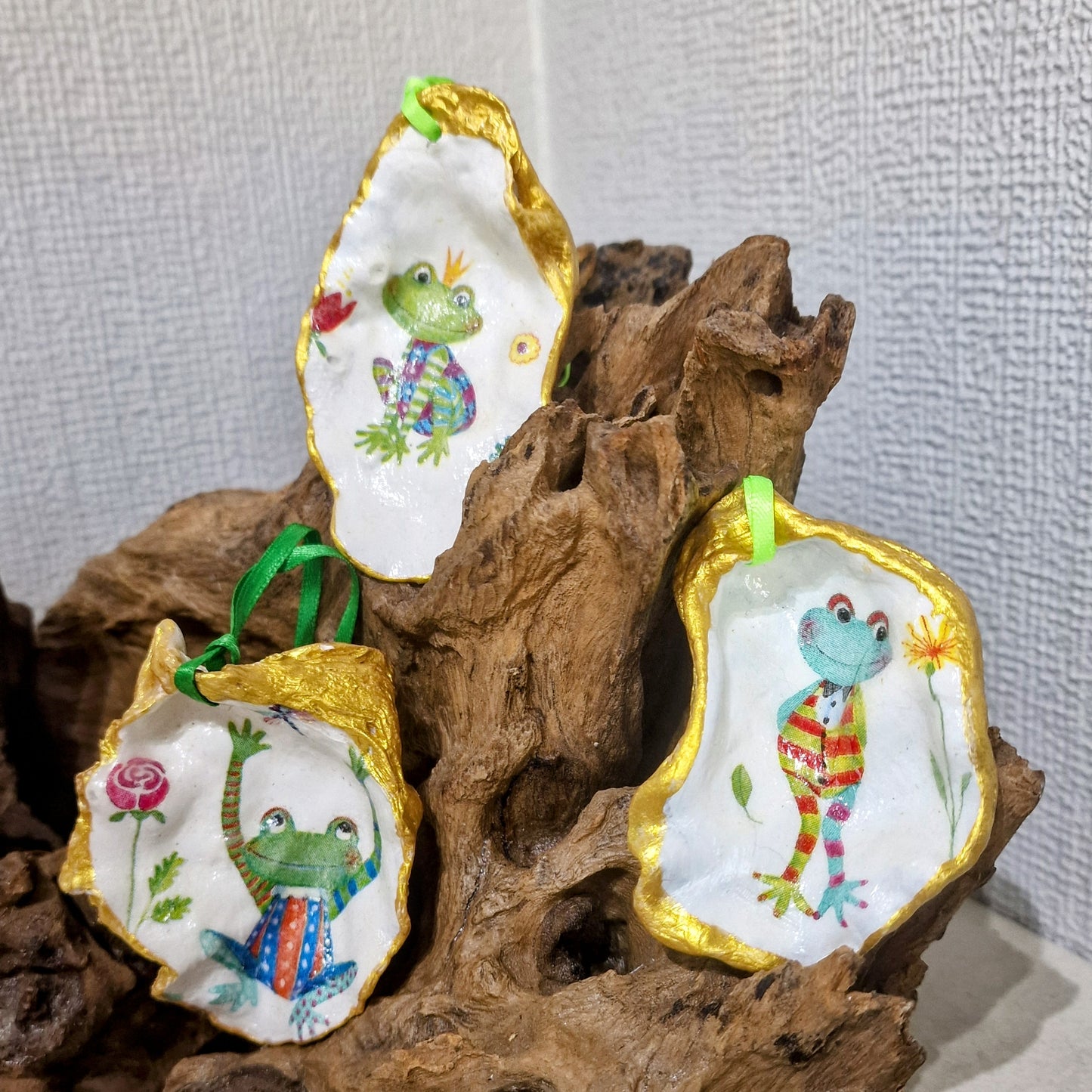 Christmas Ornaments 4 x Funny Frogs Oyster Shell Decoration Ribbon