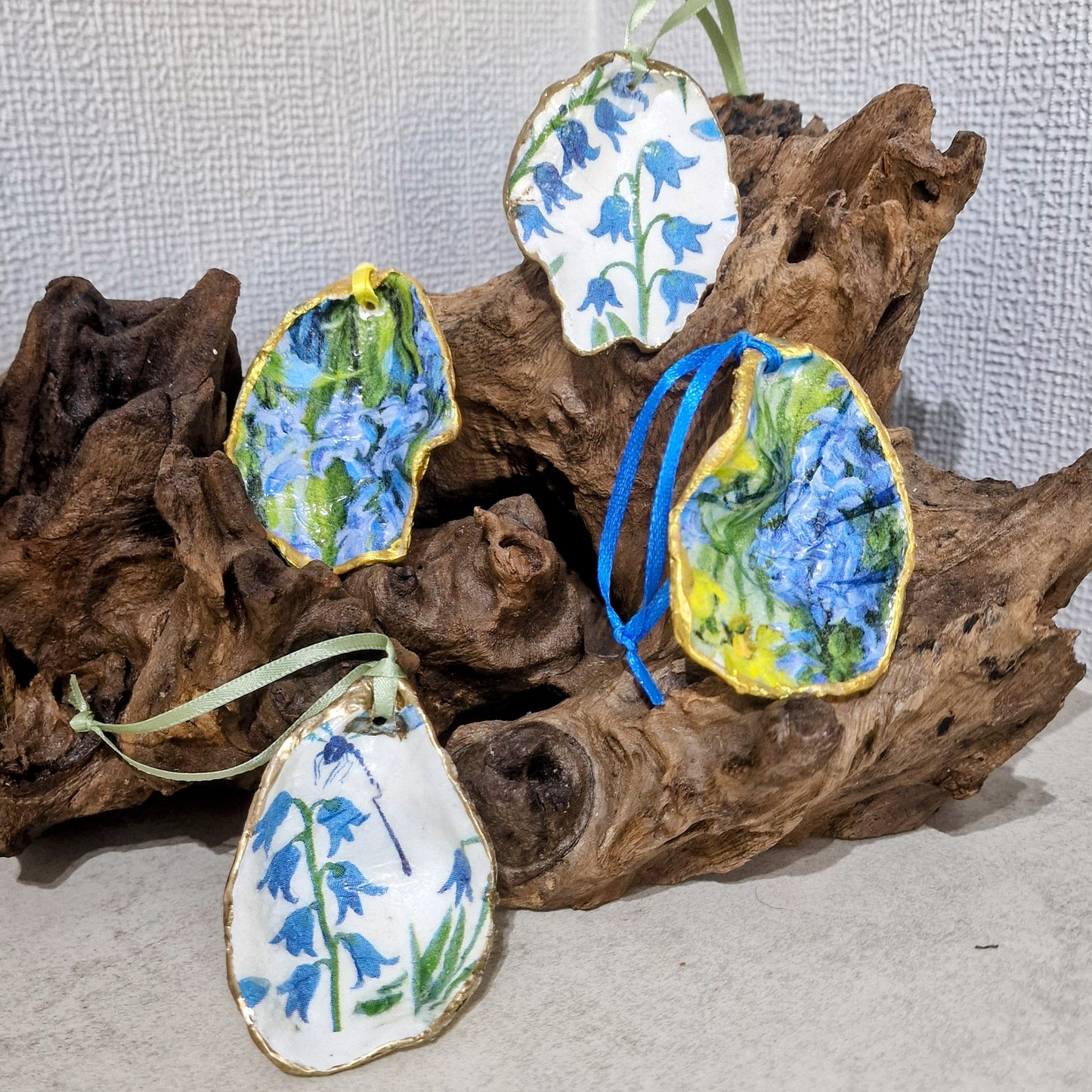 Christmas Ornaments 4 x Bluebells Shell Decoration Ribbon
