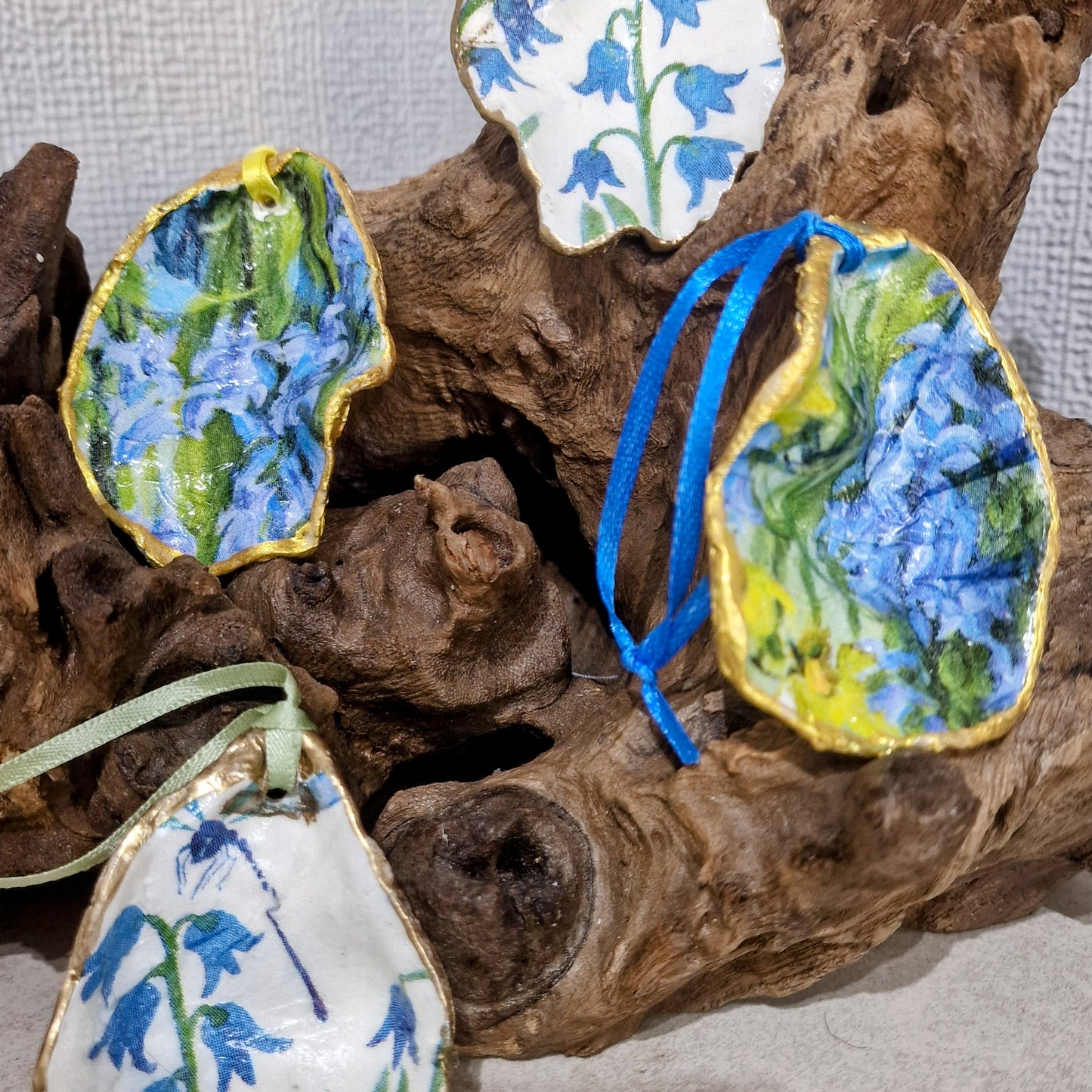Christmas Ornaments 4 x Bluebells Shell Decoration Ribbon