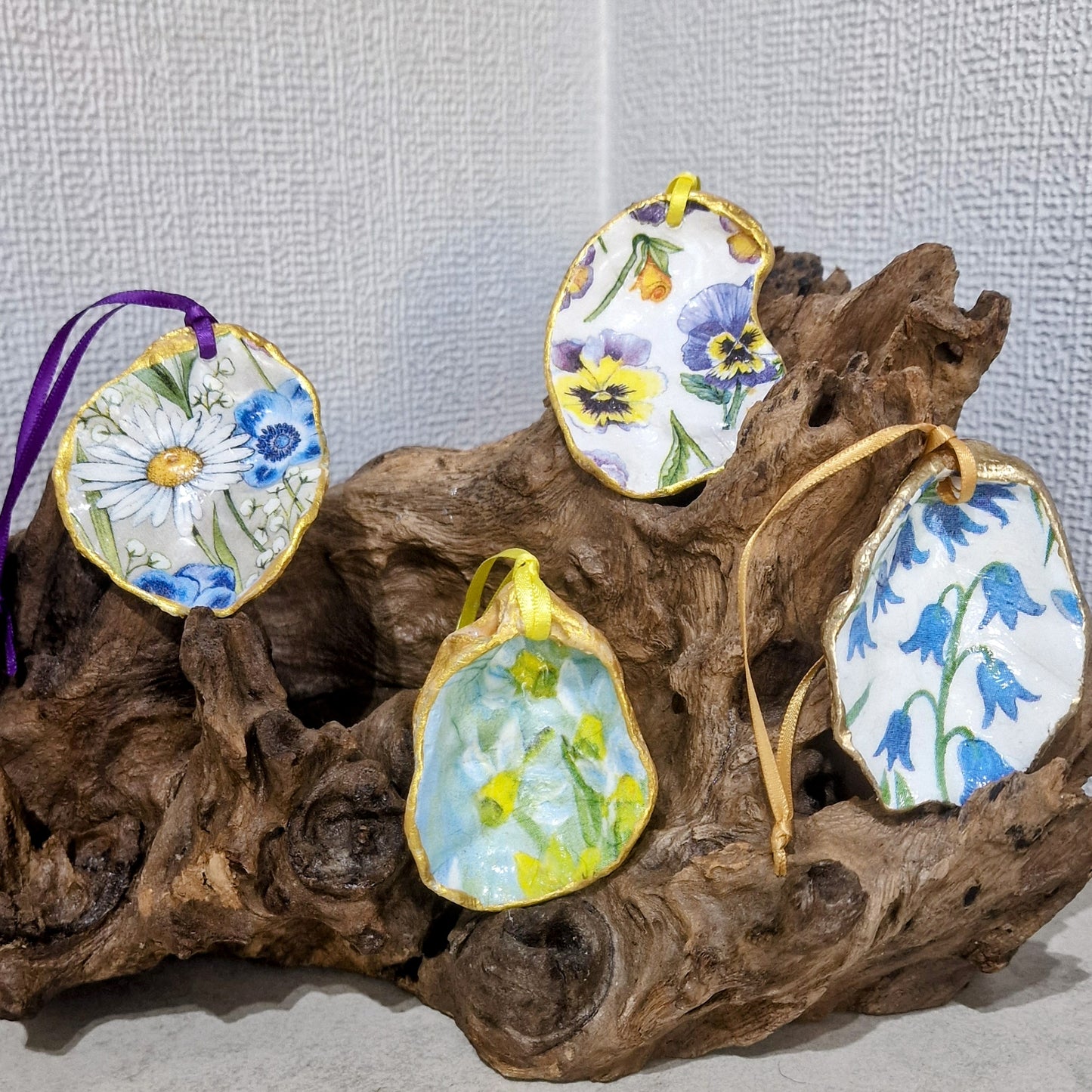 Christmas Ornaments 4 x Floral Flowers Oyster Shell Decoration Ribbon