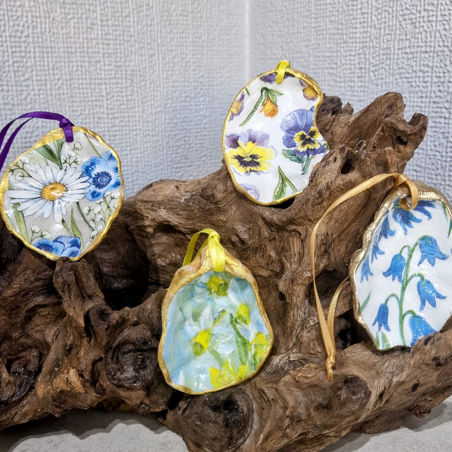 Christmas Ornaments 4 x Floral Flowers Oyster Shell Decoration Ribbon