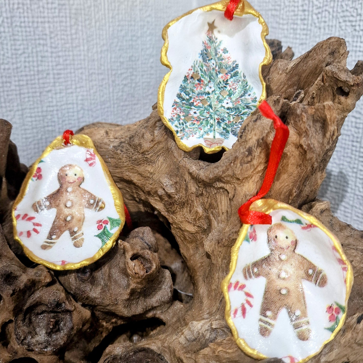 Christmas Ornaments 4 x Xmas Tree Gingerbread Man Shell Decoration Ribbon