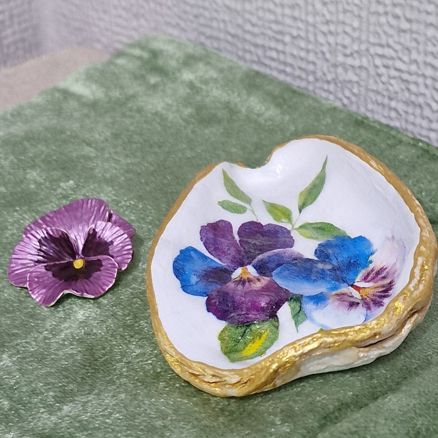 Pretty Lilac Pansy Flower Brooch