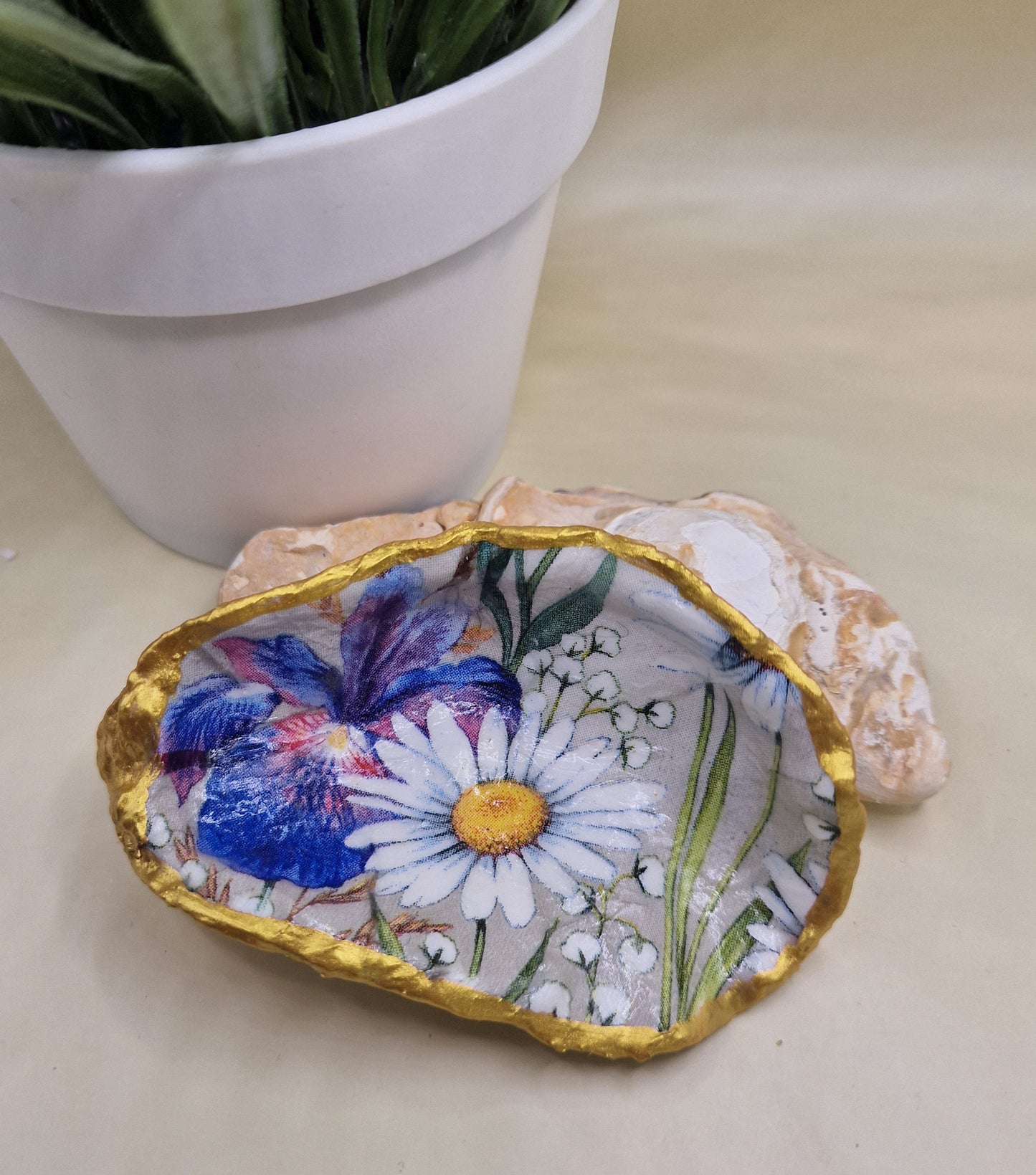 BMO-008 Iris Daisy Flowers Oyster Shell Trinket Dish