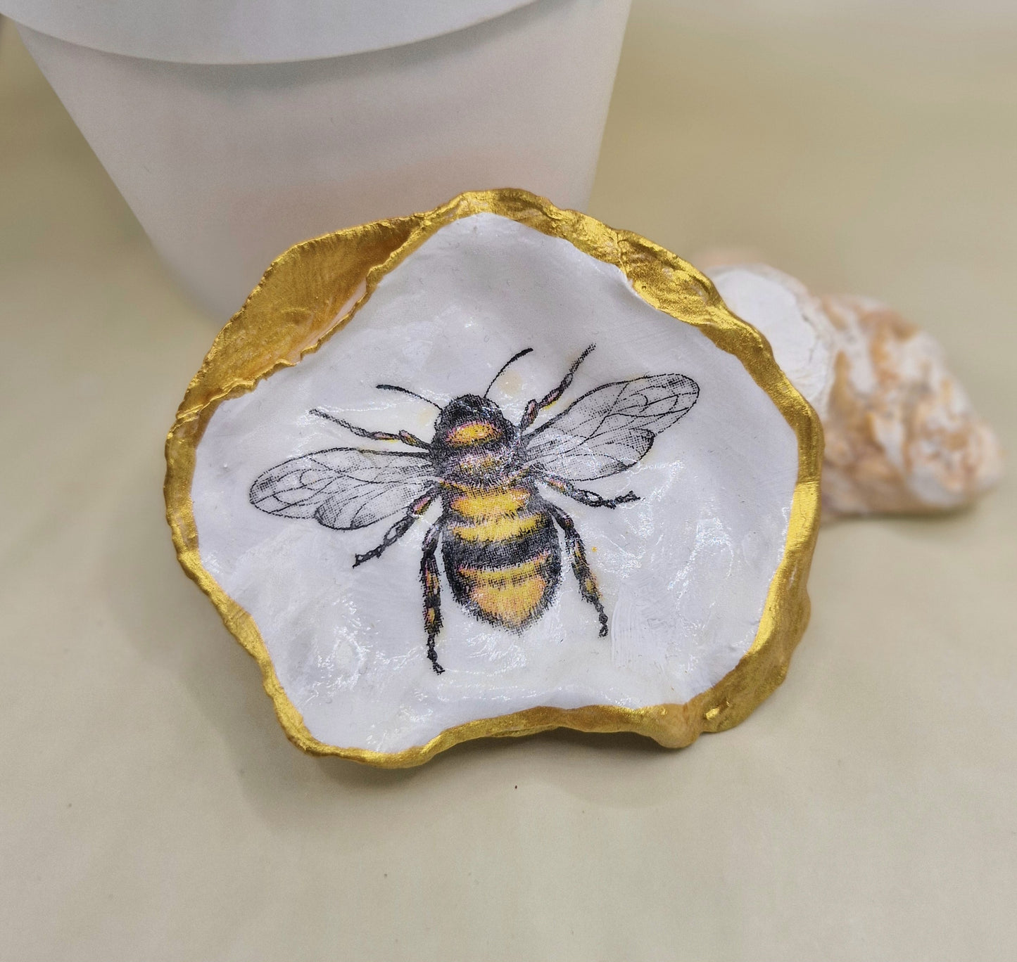 BMO-065 Bumble Bee Oyster Shell Decorative Trinket Dish