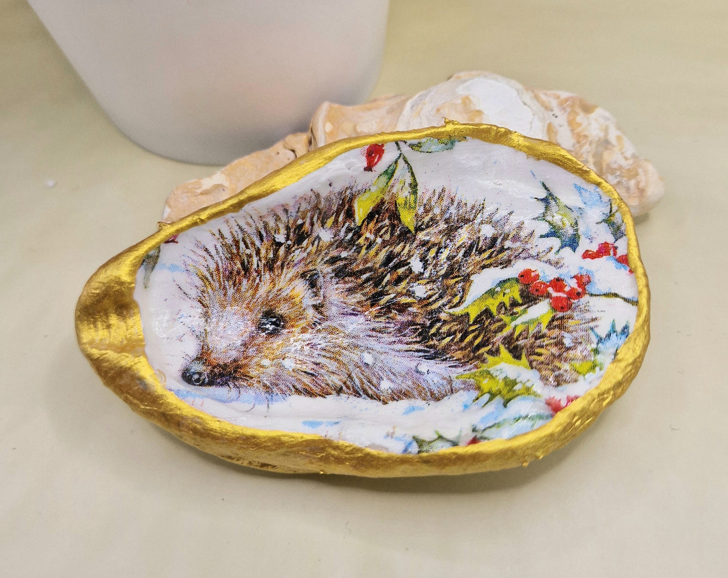 BMO-038 Hedgehog Snow Winter Oyster Shell Trinket Dish