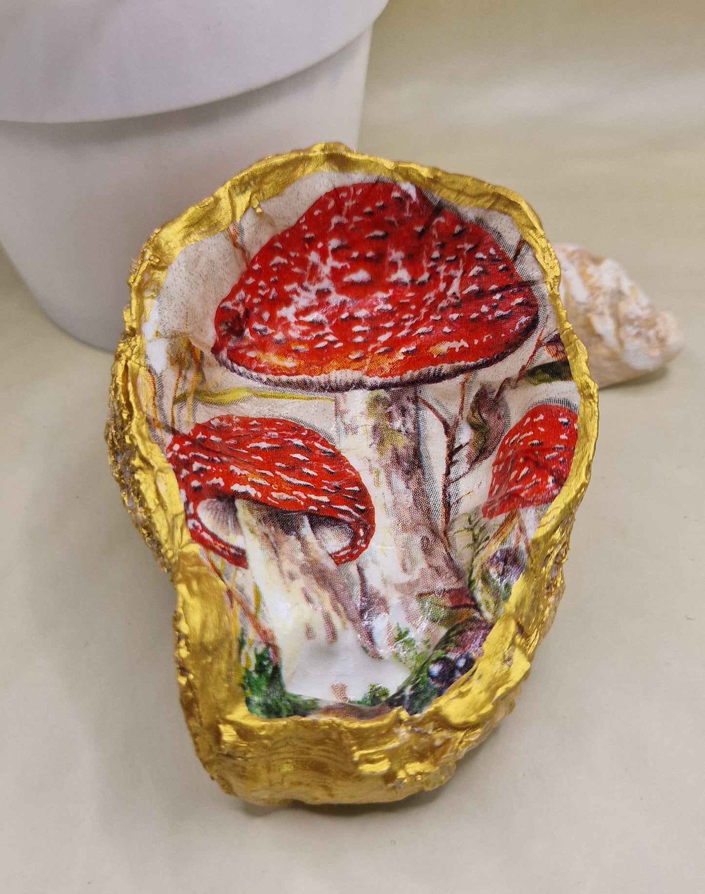 BMO-069 Large Toadstool Oyster Shell Trinket Dish
