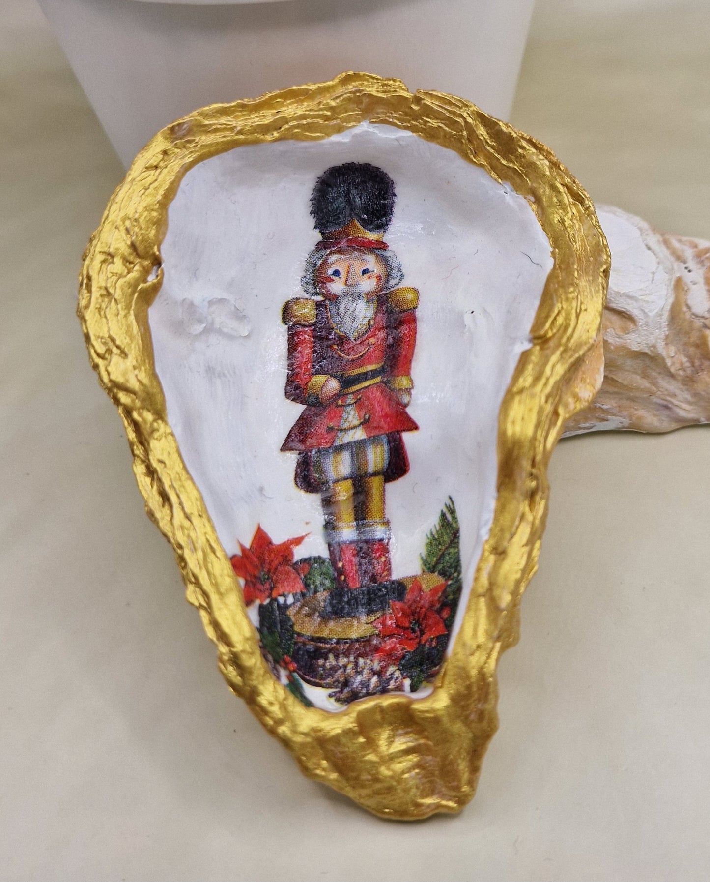 BMO-074 Red Nutcracker Xmas Oyster Shell Trinket Dish