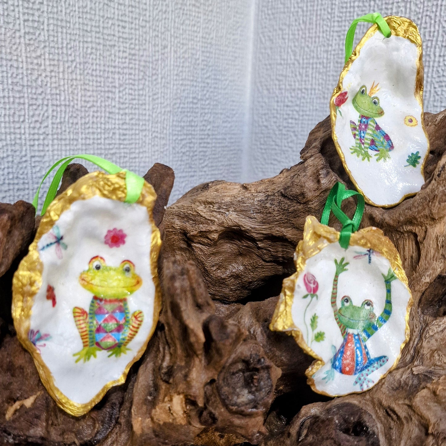 Christmas Ornaments 4 x Funny Frogs Oyster Shell Decoration Ribbon