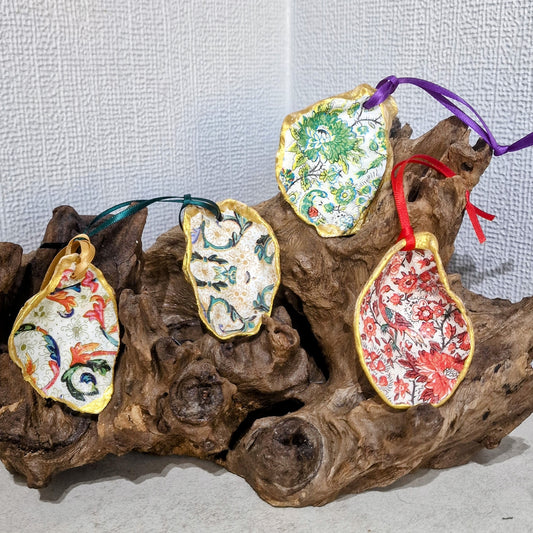 Christmas Ornaments 4 x William Morris Oyster Shell Decoration Ribbon