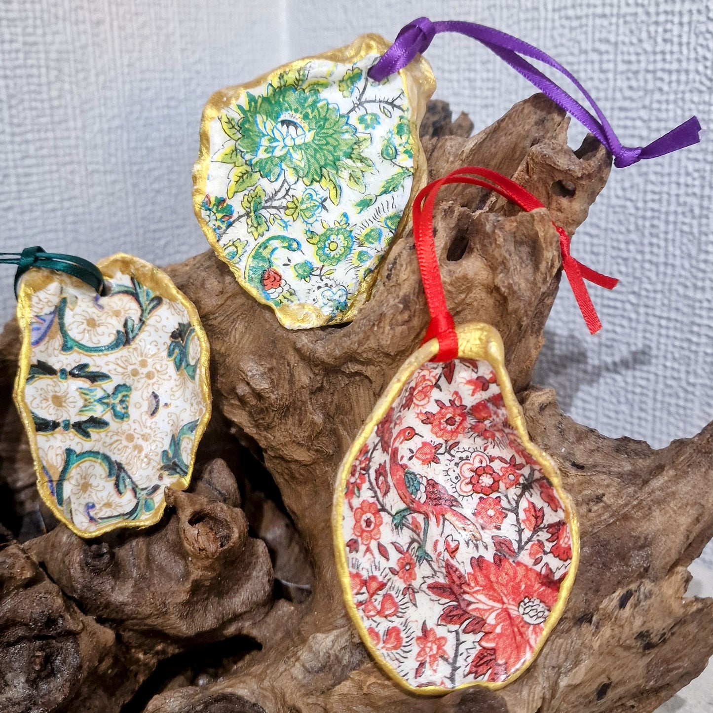 Christmas Ornaments 4 x William Morris Oyster Shell Decoration Ribbon