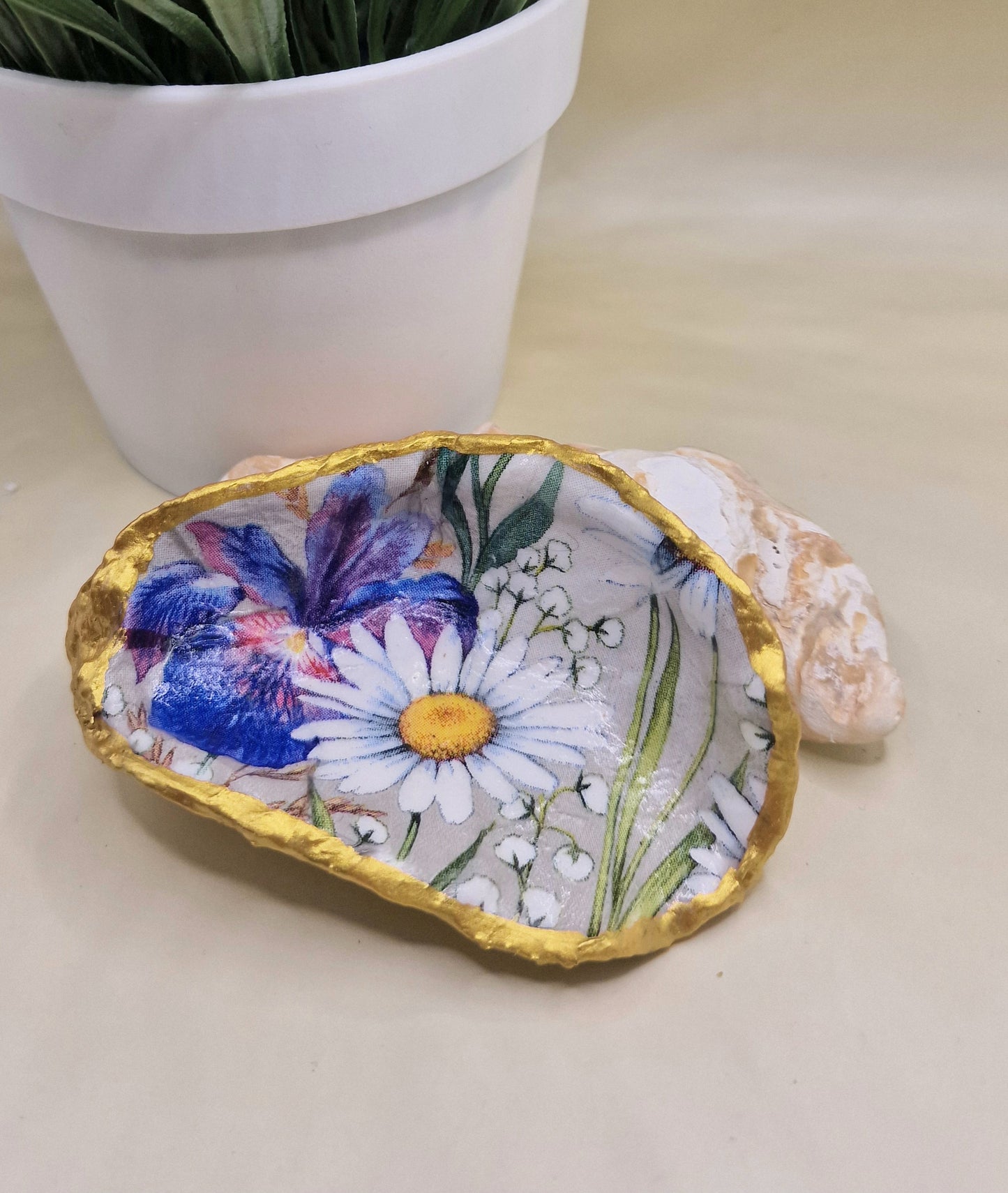 BMO-008  Iris Daisy Flowers Oyster Shell Trinket Dish