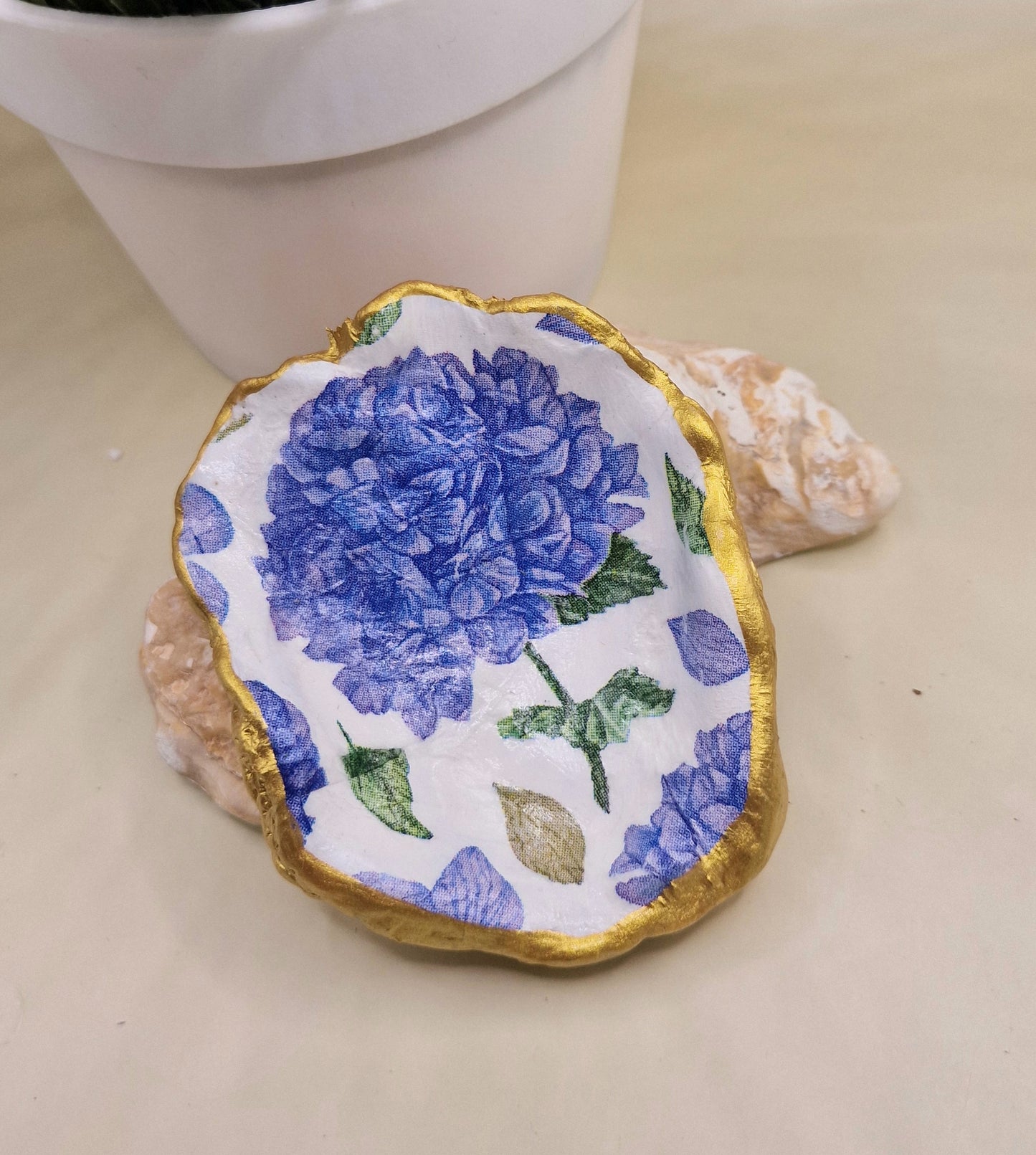 BMO-021  Mauve Hydrangea Flower Oyster Shell Trinket Dish
