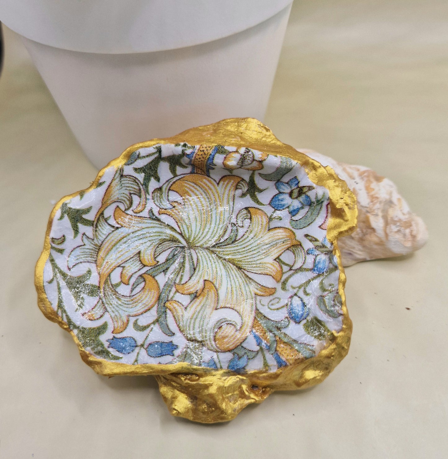 BMO-026 William Morris Spoonflower Oyster Shell Trinket Dish