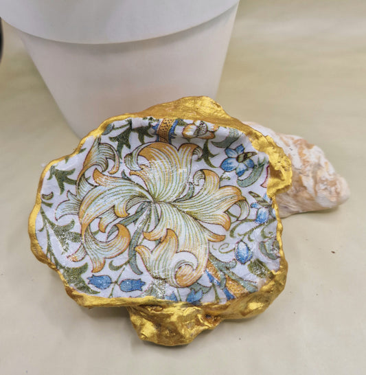 BMO-026 William Morris Spoonflower Oyster Shell Trinket Dish