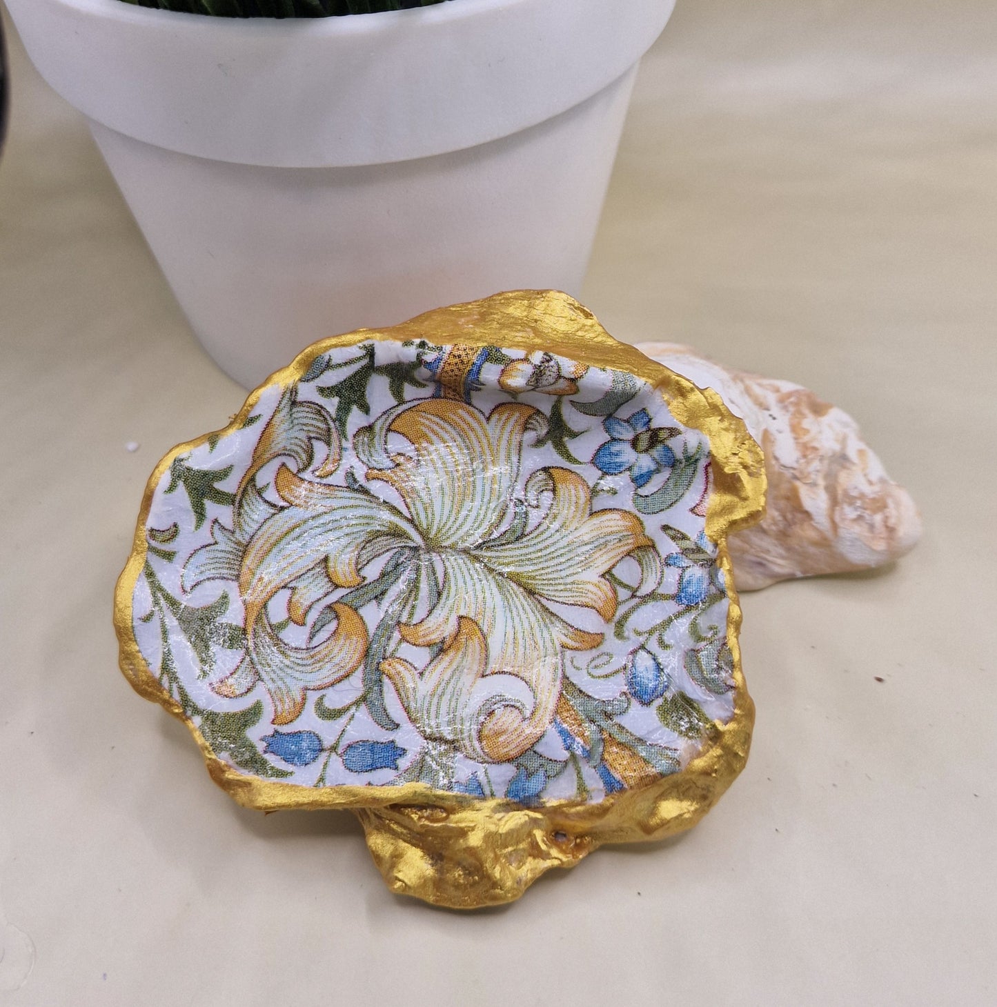 BMO-026 William Morris Spoonflower Oyster Shell Trinket Dish