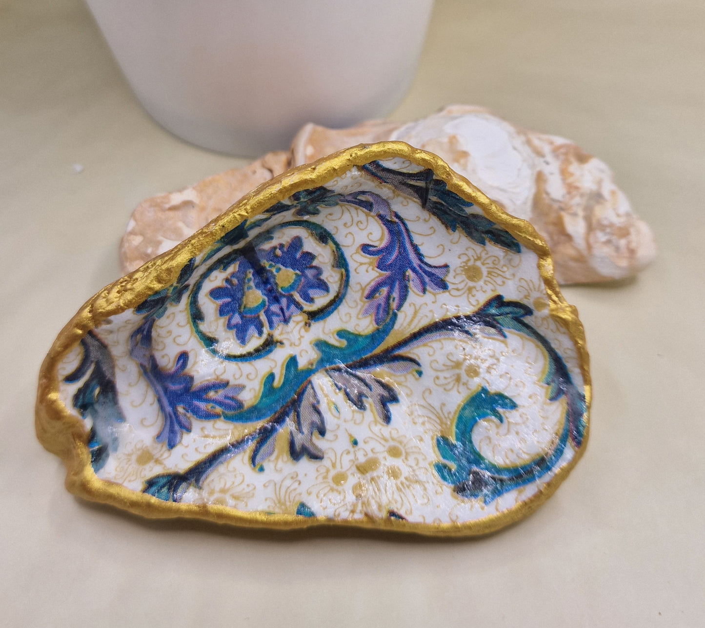 BMO-027  William Morris Cream Oyster Shell Trinket Dish