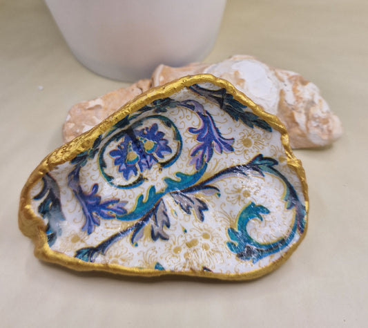 BMO-027  William Morris Cream Oyster Shell Trinket Dish
