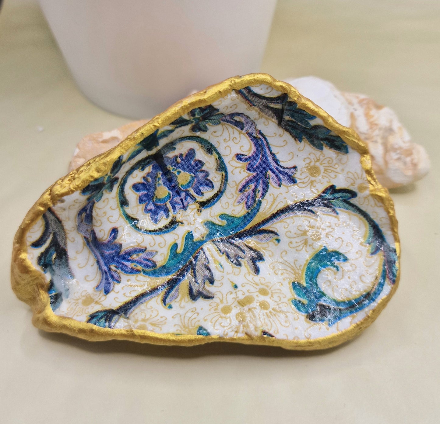 BMO-027  William Morris Cream Oyster Shell Trinket Dish
