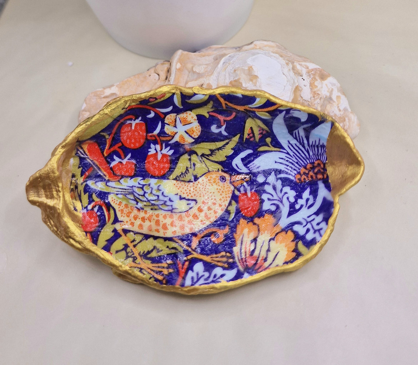 BMO-028 William Morris Strawberry Thief Oyster Shell Trinket