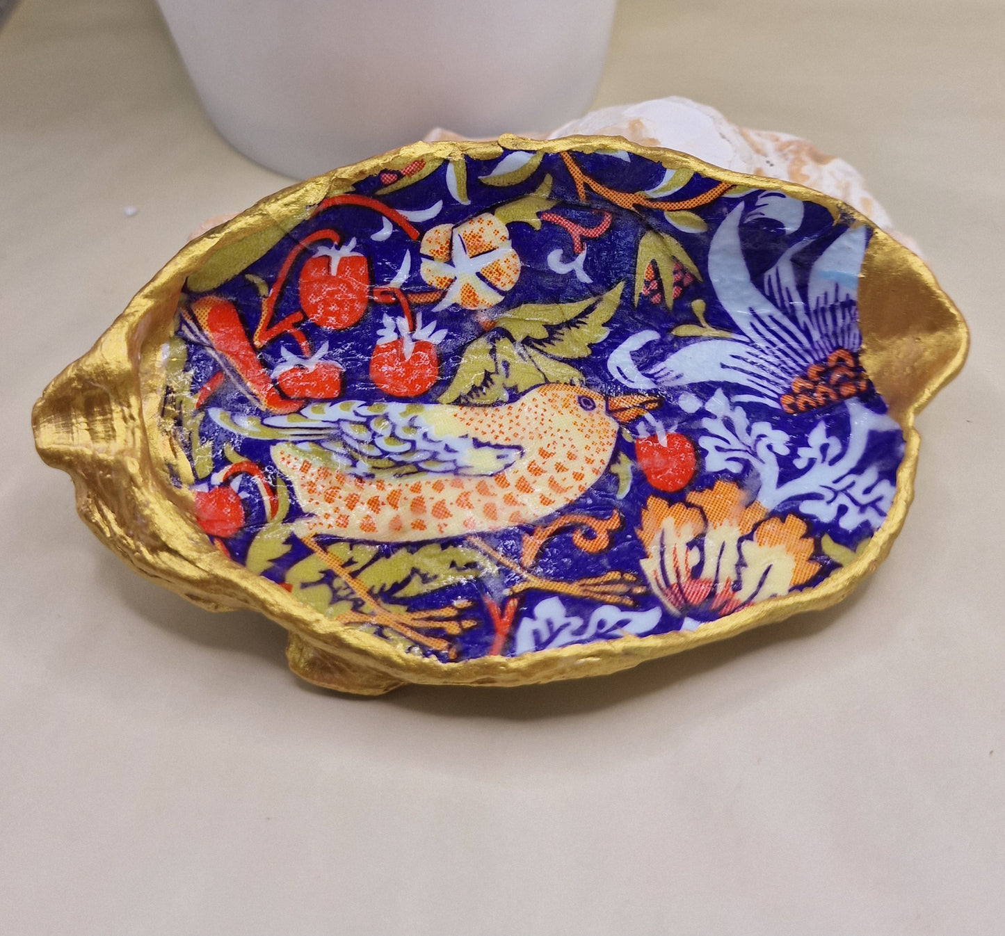 BMO-028 William Morris Strawberry Thief Oyster Shell Trinket