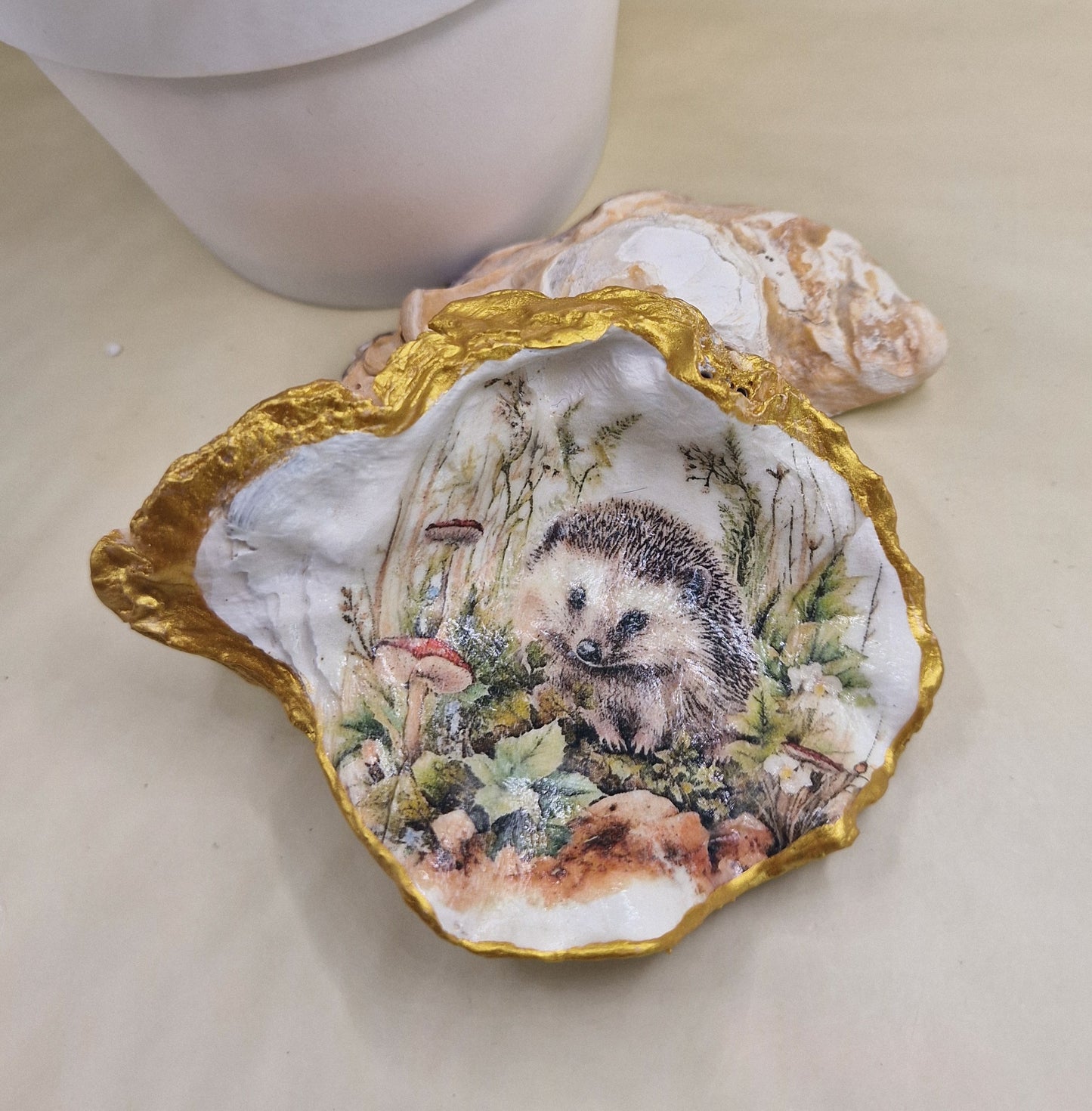 BMO-040  Hedgehog Toadstools Oyster Shell Trinket Dish