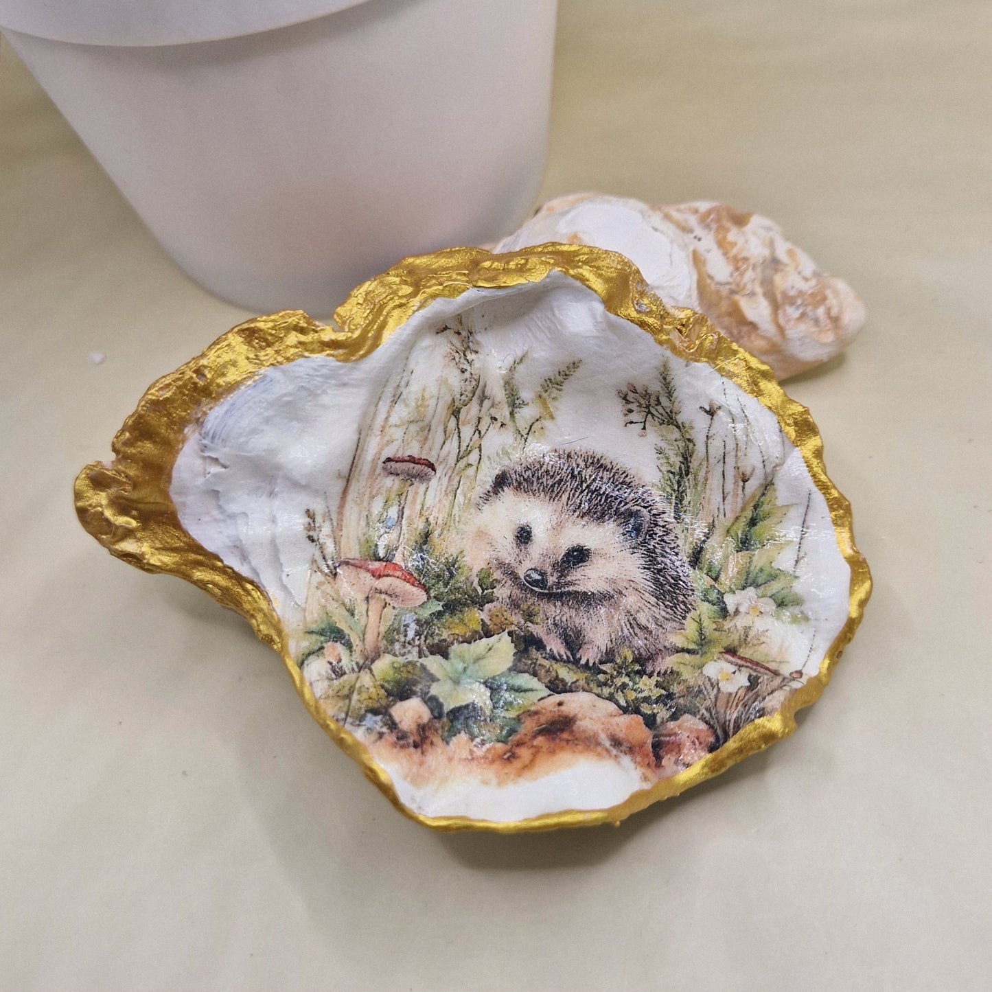 BMO-040  Hedgehog Toadstools Oyster Shell Trinket Dish