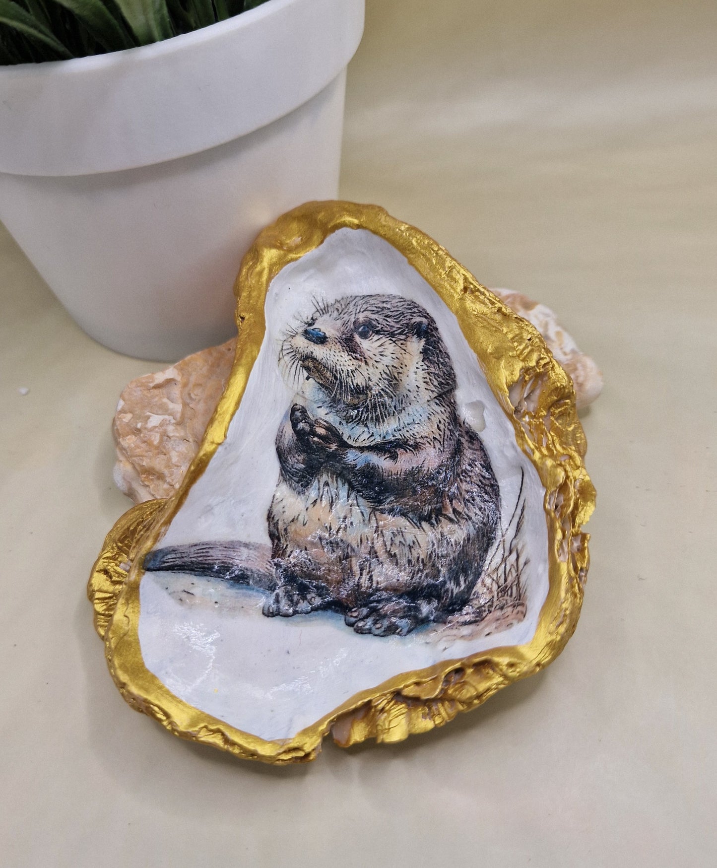 BMO-060  Otter Oyster Shell Trinket Dish