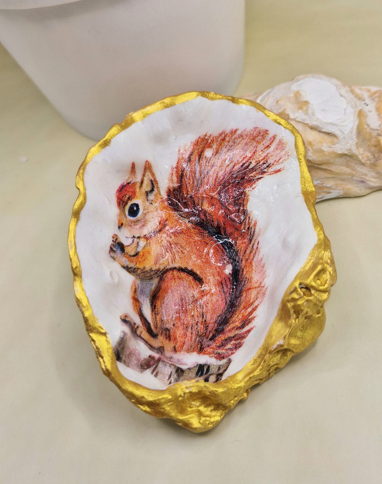 BMO-037  Red Squirrel Oyster Shell Trinket Jewellery Dish