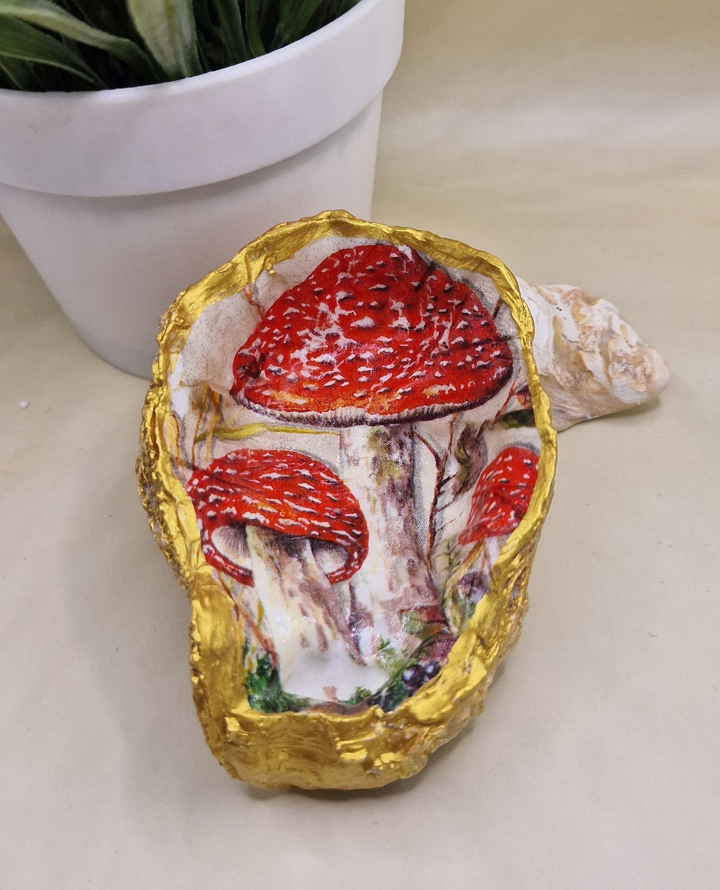 BMO-069  Large Toadstool Oyster Shell Trinket Dish
