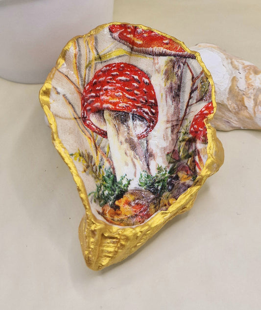 BMO-045  Woodland Toadstool Oyster Shell Trinket Dish