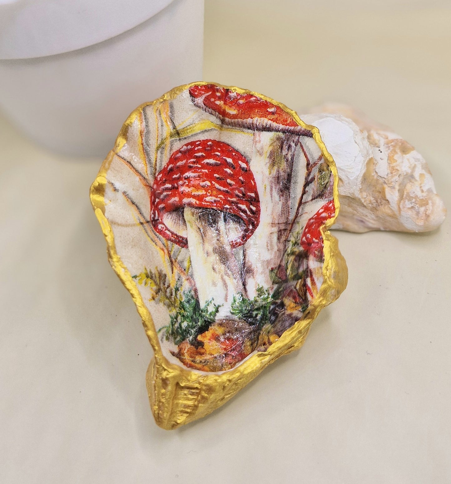 BMO-045  Woodland Toadstool Oyster Shell Trinket Dish