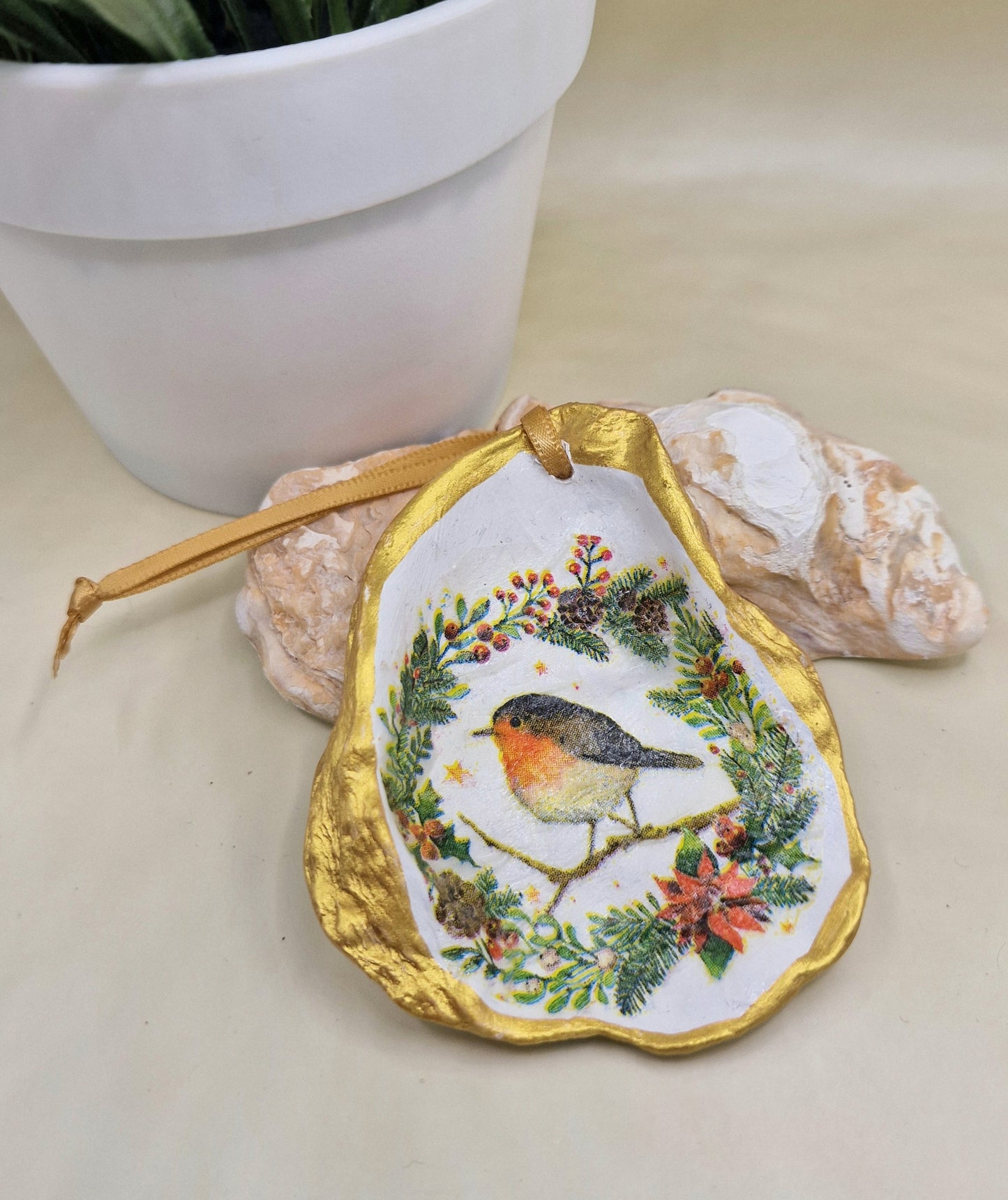 BMO-077  Christmas Ornament Robin Redbreast Oyster Shell