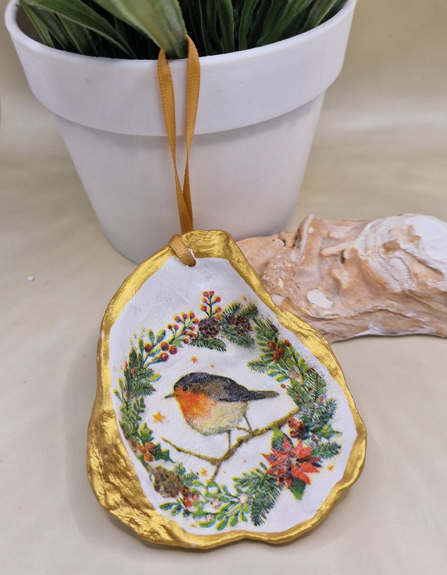 BMO-077  Christmas Ornament Robin Redbreast Oyster Shell