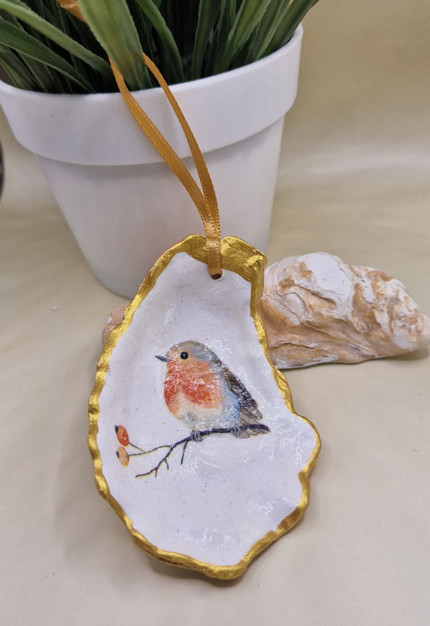 BMO-075  Robin Redbreast Oyster Shell Decoration Ornament