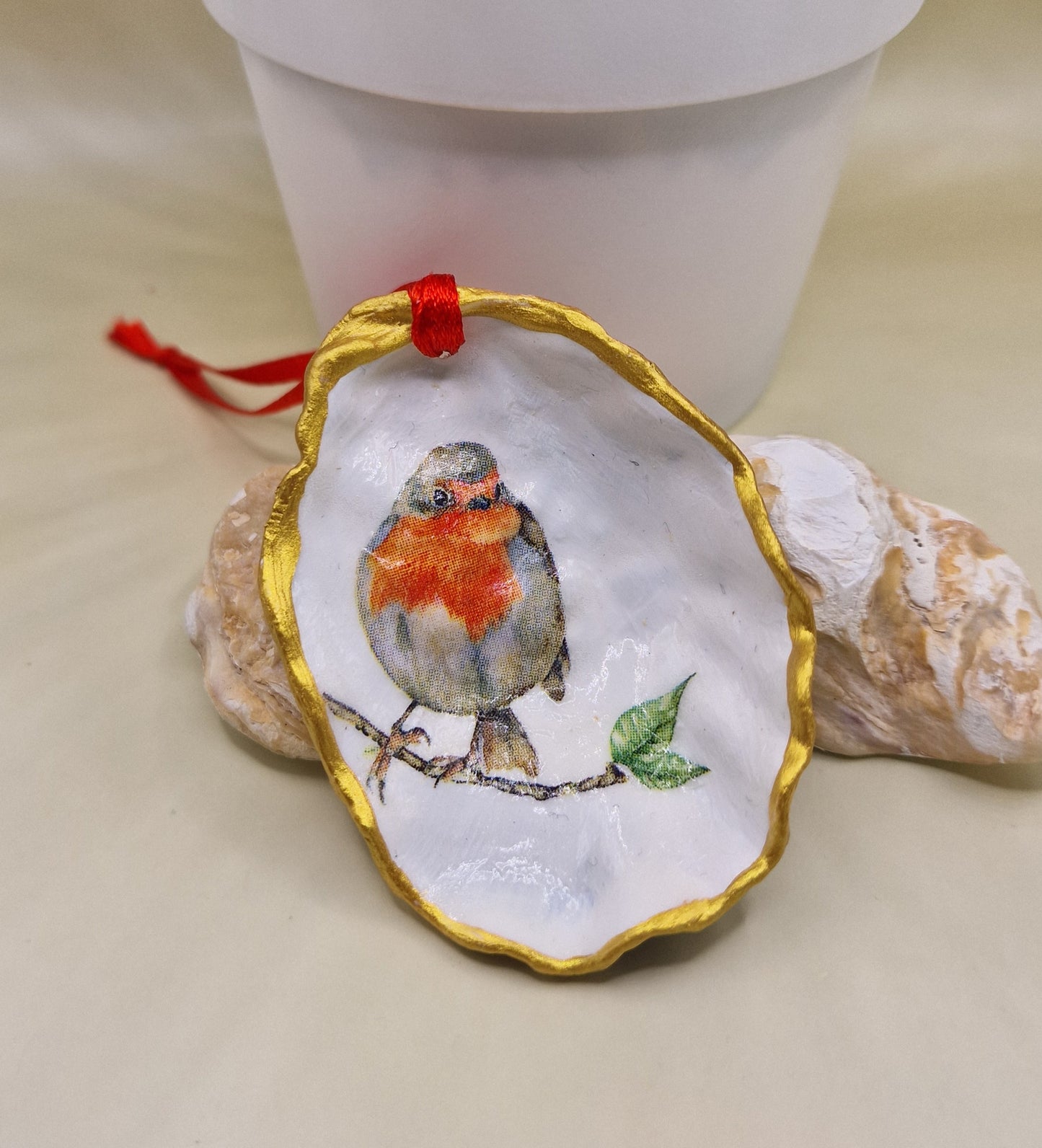 BMO-079   Robin Redbreast Hanging Ornament Oyster Shell