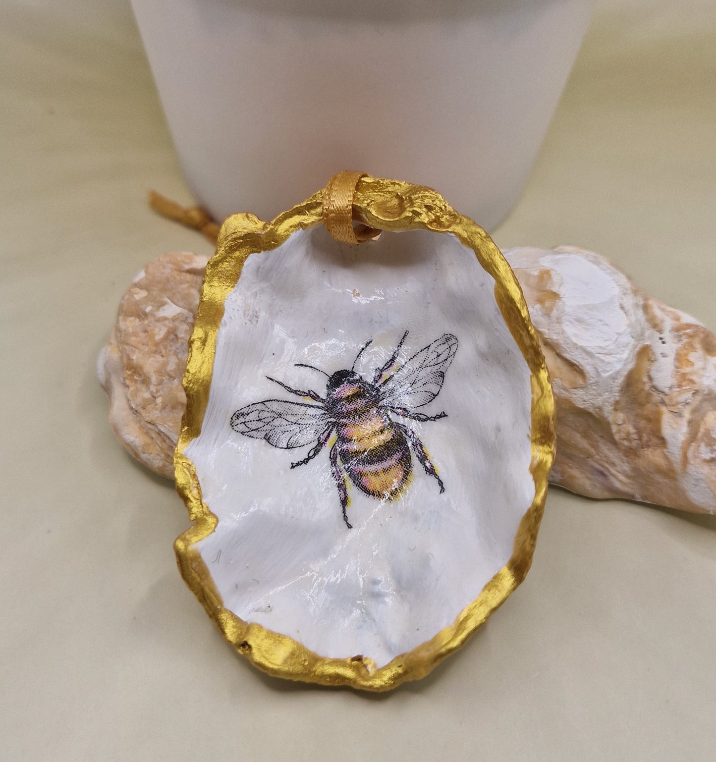 BMO-067 Bumble Bee Detailed Oyster Shell Ornament Decoration