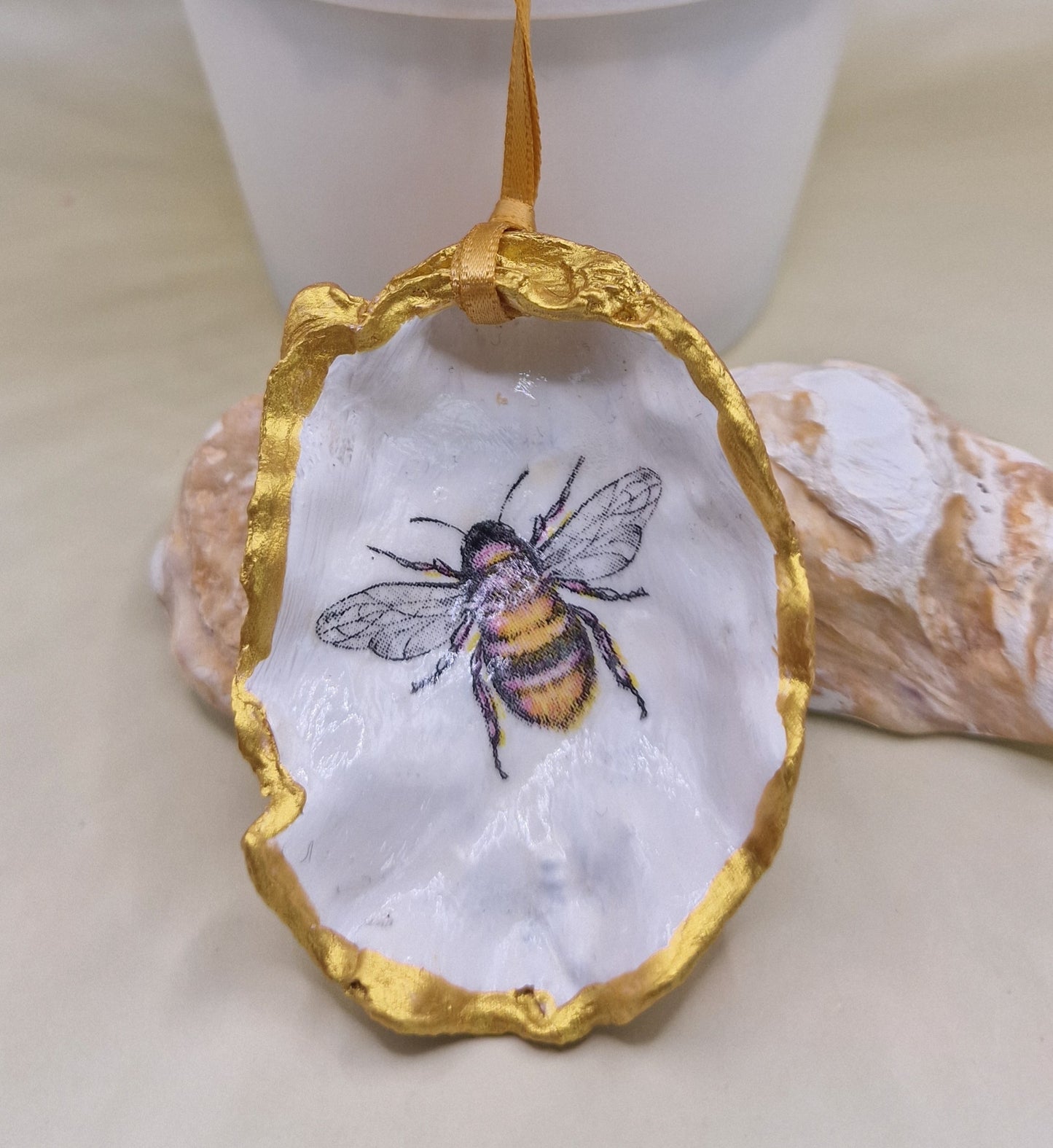 BMO-067 Bumble Bee Detailed Oyster Shell Ornament Decoration