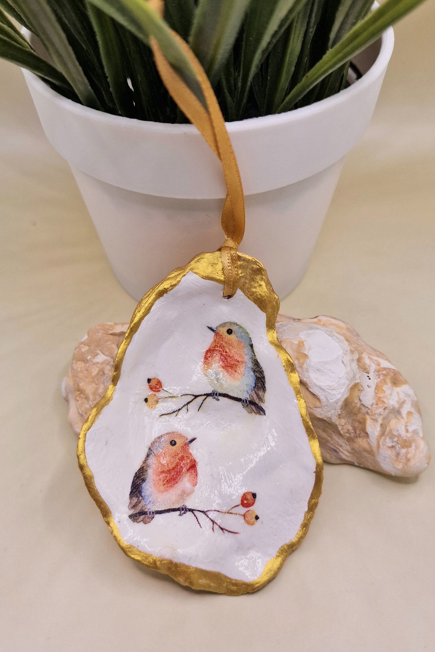 BMO-076  Robin Redbreast Duo Oyster Shell Decoration Ornament
